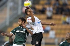 CORINTHIANS X PALMEIRAS - Cleiton Xavier; Ralf e Robert em um lance da partida realizada esta tarde no estdio do Pacaembu, zona oeste de So Paulo, vlida pela 5 rodada do Campeonato Paulista 2010