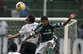 CORINTHIANS X PALMEIRAS - Danilo e Marcio Araujo em um lance da partida realizada esta tarde no estdio do Pacaembu, zona oeste de So Paulo, vlida pela 5 rodada do Campeonato Paulista 2010