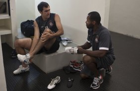 CORINTHIANS X PALMEIRAS - Danilo e o roupeiro Roberto nos vestiários antes da partida realizada esta tarde no estádio do Pacaembu, zona oeste de São Paulo, válida pela 5ª rodada do Campeonato Paulista 2010