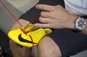 CORINTHIANS X PALMEIRAS - Defederico amarra cardarcos vermelhos da promocao mundial da Nike nos vestiários antes da partida realizada esta tarde no estádio do Pacaembu, zona oeste de São Paulo, válida pela 5ª rodada do Campeonato Paulista 2010