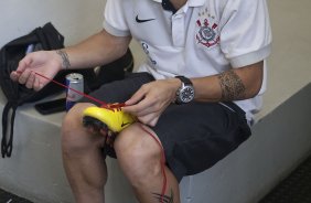 CORINTHIANS X PALMEIRAS - Defederico coloca cadarcosn na chuteira da promocao mundial da Nike nos vestiários antes da partida realizada esta tarde no estádio do Pacaembu, zona oeste de São Paulo, válida pela 5ª rodada do Campeonato Paulista 2010