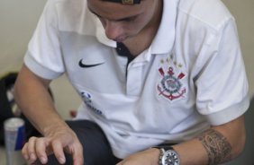 CORINTHIANS X PALMEIRAS - Defederico coloca cardarcos vermelhos da promocao mundial da Nike, nos vestirios antes da partida realizada esta tarde no estdio do Pacaembu, zona oeste de So Paulo, vlida pela 5 rodada do Campeonato Paulista 2010