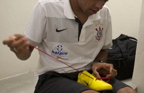CORINTHIANS X PALMEIRAS - Dentinho amarra cardarcos vermelhos da promocao mundial da Nike nos vestiários antes da partida realizada esta tarde no estádio do Pacaembu, zona oeste de São Paulo, válida pela 5ª rodada do Campeonato Paulista 2010