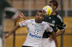 CORINTHIANS X PALMEIRAS - Dentinho e Danilo em um lance da partida realizada esta tarde no estdio do Pacaembu, zona oeste de So Paulo, vlida pela 5 rodada do Campeonato Paulista 2010