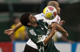 CORINTHIANS X PALMEIRAS - Joo Arthur e Alessandro em um lance da partida realizada esta tarde no estdio do Pacaembu, zona oeste de So Paulo, vlida pela 5 rodada do Campeonato Paulista 2010