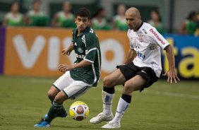 CORINTHIANS X PALMEIRAS - Joo Arthur e Alessandro em um lance da partida realizada esta tarde no estdio do Pacaembu, zona oeste de So Paulo, vlida pela 5 rodada do Campeonato Paulista 2010