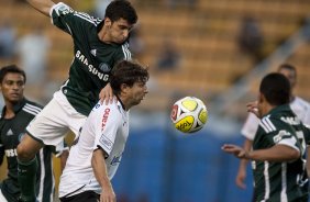 CORINTHIANS X PALMEIRAS - Joo Arthur empurra Tcheco em um lance da partida realizada esta tarde no estdio do Pacaembu, zona oeste de So Paulo, vlida pela 5 rodada do Campeonato Paulista 2010