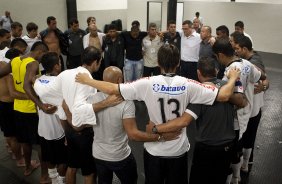 CORINTHIANS X PALMEIRAS - Jogadores reunidos para orao nos vestirios aps a partida realizada esta tarde no estdio do Pacaembu, zona oeste de So Paulo, vlida pela 5 rodada do Campeonato Paulista 2010