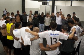CORINTHIANS X PALMEIRAS - Jogadores reunidos para oração nos vestiários após a partida realizada esta tarde no estádio do Pacaembu, zona oeste de São Paulo, válida pela 5ª rodada do Campeonato Paulista 2010