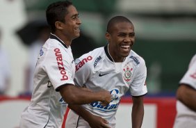 CORINTHIANS X PALMEIRAS - Jorge Henrique comemora seu gol com Elias em um lance da partida realizada esta tarde no estdio do Pacaembu, zona oeste de So Paulo, vlida pela 5 rodada do Campeonato Paulista 2010