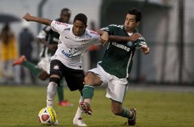 CORINTHIANS X PALMEIRAS - Jorge Henrique e Figueiroa em um lance da partida realizada esta tarde no estdio do Pacaembu, zona oeste de So Paulo, vlida pela 5 rodada do Campeonato Paulista 2010