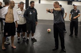 CORINTHIANS X PALMEIRAS - Mano Menezes conversa com Alessandro nos vestiários após a partida realizada esta tarde no estádio do Pacaembu, zona oeste de São Paulo, válida pela 5ª rodada do Campeonato Paulista 2010