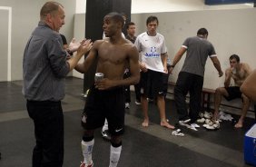 CORINTHIANS X PALMEIRAS - Mano Menezes conversa com Elias nos vestiários após a partida realizada esta tarde no estádio do Pacaembu, zona oeste de São Paulo, válida pela 5ª rodada do Campeonato Paulista 2010