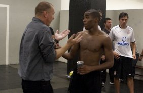 CORINTHIANS X PALMEIRAS - Mano Menezes conversa com Elias nos vestiários após a partida realizada esta tarde no estádio do Pacaembu, zona oeste de São Paulo, válida pela 5ª rodada do Campeonato Paulista 2010