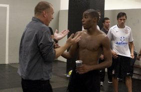 CORINTHIANS X PALMEIRAS - Mano Menezes conversa com Elias nos vestirios aps a partida realizada esta tarde no estdio do Pacaembu, zona oeste de So Paulo, vlida pela 5 rodada do Campeonato Paulista 2010