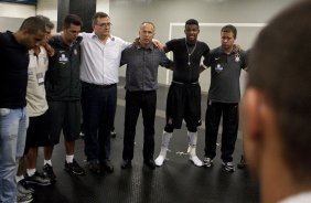 CORINTHIANS X PALMEIRAS - Mano Menezes conversa com os jogadores nos vestiários após a partida realizada esta tarde no estádio do Pacaembu, zona oeste de São Paulo, válida pela 5ª rodada do Campeonato Paulista 2010