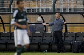 CORINTHIANS X PALMEIRAS - Mano Menezes reclama do juiz em um lance da partida realizada esta tarde no estdio do Pacaembu, zona oeste de So Paulo, vlida pela 5 rodada do Campeonato Paulista 2010