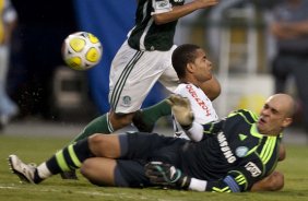 CORINTHIANS X PALMEIRAS - Marcos divide a bola com Dentinho em um lance da partida realizada esta tarde no estdio do Pacaembu, zona oeste de So Paulo, vlida pela 5 rodada do Campeonato Paulista 2010