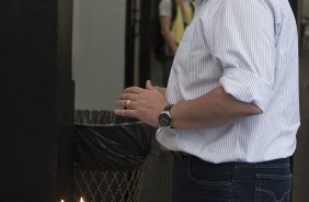 CORINTHIANS X PALMEIRAS - O diretor de futebol Mario Gobbi reza nos vestiários antes da partida realizada esta tarde no estádio do Pacaembu, zona oeste de São Paulo, válida pela 5ª rodada do Campeonato Paulista 2010