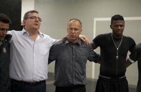 CORINTHIANS X PALMEIRAS - O diretor Mario Gobbi; Mano Menezes e o goleiro Felipe rezam nos vestiários após a partida realizada esta tarde no estádio do Pacaembu, zona oeste de São Paulo, válida pela 5ª rodada do Campeonato Paulista 2010