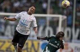 CORINTHIANS X PALMEIRAS - Ralf e Daniel em um lance da partida realizada esta tarde no estdio do Pacaembu, zona oeste de So Paulo, vlida pela 5 rodada do Campeonato Paulista 2010