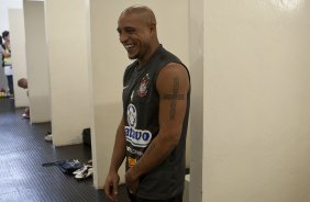 CORINTHIANS X PALMEIRAS - Roberto Carlos nos vestirios antes da partida realizada esta tarde no estdio do Pacaembu, zona oeste de So Paulo, vlida pela 5 rodada do Campeonato Paulista 2010