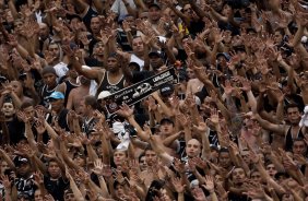 CORINTHIANS X PALMEIRAS - Torcida do Corinthians em um lance da partida realizada esta tarde no estádio do Pacaembu, zona oeste de São Paulo, válida pela 5ª rodada do Campeonato Paulista 2010