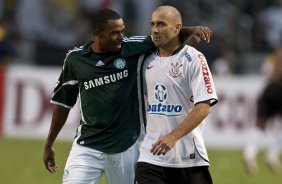 CORINTHIANS X PALMEIRAS - William cumprimenta Alessandro em um lance da partida realizada esta tarde no estdio do Pacaembu, zona oeste de So Paulo, vlida pela 5 rodada do Campeonato Paulista 2010