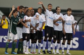 CORINTHIANS X PALMEIRAS - William reclama do juiz em um lance da partida realizada esta tarde no estdio do Pacaembu, zona oeste de So Paulo, vlida pela 5 rodada do Campeonato Paulista 2010