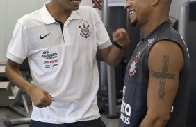 Dentinho e Roberto Carlos durante o treino desta manh no Parque So Jorge, zona leste de So Paulo; o prximo compromisso pelo Campeonato Paulista 2010, ser amanh, quarta-feira, dia 03/02, contra a Ponte Preta no estdio Moiss Lucarelli, em Campinas