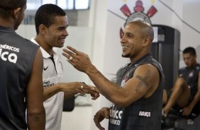 Dentinho e Roberto Carlos durante o treino desta manh no Parque So Jorge, zona leste de So Paulo; o prximo compromisso pelo Campeonato Paulista 2010, ser amanh, quarta-feira, dia 03/02, contra a Ponte Preta no estdio Moiss Lucarelli, em Campinas