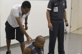 Dentinho, obserado pelo preparador fsico Antnio Carlos Bona, brinca com Roberto Carlos durante o treino desta manh no Parque So Jorge, zona leste de So Paulo; o prximo compromisso pelo Campeonato Paulista 2010, ser amanh, quarta-feira, dia 03/02, contra a Ponte Preta no estdio Moiss Lucarelli, em Campinas