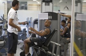 Edu Gaspar e Roberto Carlos durante o treino desta manh no Parque So Jorge, zona leste de So Paulo; o prximo compromisso pelo Campeonato Paulista 2010, ser amanh, quarta-feira, dia 03/02, contra a Ponte Preta no estdio Moiss Lucarelli, em Campinas