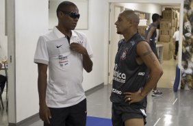 Elias e Roberto Carlos durante o treino desta manh no Parque So Jorge, zona leste de So Paulo; o prximo compromisso pelo Campeonato Paulista 2010, ser amanh, quarta-feira, dia 03/02, contra a Ponte Preta no estdio Moiss Lucarelli, em Campinas