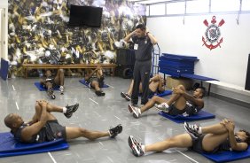 O preparador fsico Antnio Carlos Bona durante o treino desta manh no Parque So Jorge, zona leste de So Paulo; o prximo compromisso pelo Campeonato Paulista 2010, ser amanh, quarta-feira, dia 03/02, contra a Ponte Preta no estdio Moiss Lucarelli, em Campinas