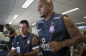 O preparador fsico Antnio Carlos Bona e Roberto Carlos durante o treino desta manh no Parque So Jorge, zona leste de So Paulo; o prximo compromisso pelo Campeonato Paulista 2010, ser amanh, quarta-feira, dia 03/02, contra a Ponte Preta no estdio Moiss Lucarelli, em Campinas