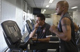 O preparador fsico Antnio Carlos Bona e Roberto Carlos durante o treino desta manh no Parque So Jorge, zona leste de So Paulo; o prximo compromisso pelo Campeonato Paulista 2010, ser amanh, quarta-feira, dia 03/02, contra a Ponte Preta no estdio Moiss Lucarelli, em Campinas