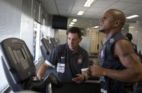 O preparador fsico Antnio Carlos Bona e Roberto Carlos durante o treino desta manh no Parque So Jorge, zona leste de So Paulo; o prximo compromisso pelo Campeonato Paulista 2010, ser amanh, quarta-feira, dia 03/02, contra a Ponte Preta no estdio Moiss Lucarelli, em Campinas