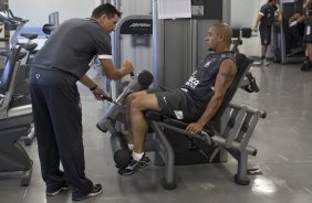 O preparador fsico Antnio Carlos Bona e Roberto Carlos durante o treino desta manh no Parque So Jorge, zona leste de So Paulo; o prximo compromisso pelo Campeonato Paulista 2010, ser amanh, quarta-feira, dia 03/02, contra a Ponte Preta no estdio Moiss Lucarelli, em Campinas