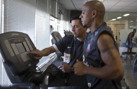 O preparador fsico Antnio Carlos Bona e Roberto Carlos durante o treino desta manh no Parque So Jorge, zona leste de So Paulo; o prximo compromisso pelo Campeonato Paulista 2010, ser amanh, quarta-feira, dia 03/02, contra a Ponte Preta no estdio Moiss Lucarelli, em Campinas