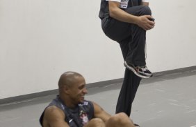 Roberto Carlos e o preparador fsico Antnio Carlos Bona durante o treino desta manh no Parque So Jorge, zona leste de So Paulo; o prximo compromisso pelo Campeonato Paulista 2010, ser amanh, quarta-feira, dia 03/02, contra a Ponte Preta no estdio Moiss Lucarelli, em Campinas