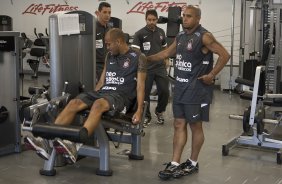 Souza, sentado, e Roberto Carlos durante o treino desta manh no Parque So Jorge, zona leste de So Paulo; o prximo compromisso pelo Campeonato Paulista 2010, ser amanh, quarta-feira, dia 03/02, contra a Ponte Preta no estdio Moiss Lucarelli, em Campinas