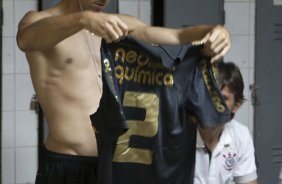 PONTE PRETA/CAMPINAS X CORINTHIANS/SP - Alessandro com a camisa nova que será usada hoje nos vestiários antes da partida realizada esta noite no estádio Moisés Lucarelli, em Campinas, válida pela 6ª rodada do Campeonato Paulista 2010