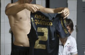 PONTE PRETA/CAMPINAS X CORINTHIANS/SP - Alessandro com a camisa nova que ser usada hoje nos vestirios antes da partida realizada esta noite no estdio Moiss Lucarelli, em Campinas, vlida pela 6 rodada do Campeonato Paulista 2010