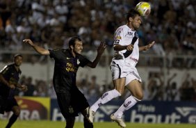 PONTE PRETA/CAMPINAS X CORINTHIANS/SP - Danilo e Jean em um lance da partida realizada esta noite no estdio Moiss Lucarelli, em Campinas, vlida pela 6 rodada do Campeonato Paulista 2010