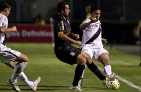 PONTE PRETA/CAMPINAS X CORINTHIANS/SP - Edu Gaspar e Edilson em um lance da partida realizada esta noite no estdio Moiss Lucarelli, em Campinas, vlida pela 6 rodada do Campeonato Paulista 2010