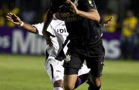 PONTE PRETA/CAMPINAS X CORINTHIANS/SP - Escudero e Guilherme, atras,em um lance da partida realizada esta noite no estdio Moiss Lucarelli, em Campinas, vlida pela 6 rodada do Campeonato Paulista 2010