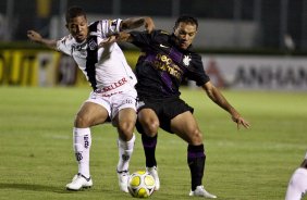 PONTE PRETA/CAMPINAS X CORINTHIANS/SP - Guilherme e Iarley em um lance da partida realizada esta noite no estdio Moiss Lucarelli, em Campinas, vlida pela 6 rodada do Campeonato Paulista 2010