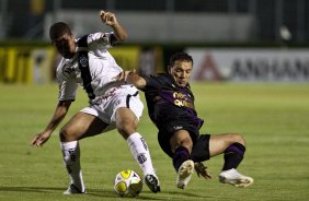 PONTE PRETA/CAMPINAS X CORINTHIANS/SP - Guilherme e Iarley em um lance da partida realizada esta noite no estdio Moiss Lucarelli, em Campinas, vlida pela 6 rodada do Campeonato Paulista 2010