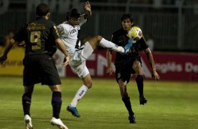 PONTE PRETA/CAMPINAS X CORINTHIANS/SP - Iarley, de costas, Mnteiga e Escudero em um lance da partida realizada esta noite no estdio Moiss Lucarelli, em Campinas, vlida pela 6 rodada do Campeonato Paulista 2010